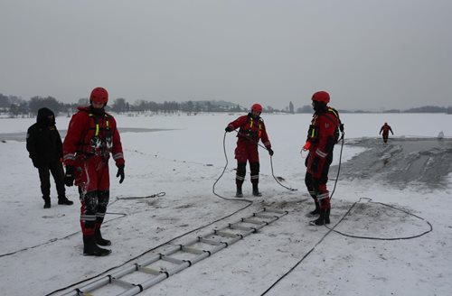 Policisté nacvičovali zásah při propadnutí osob pod led