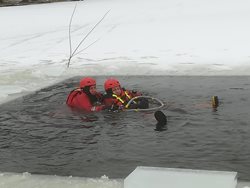 Probíhají výcviky zaměřené na záchranu probořených z ledu