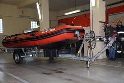 Profesionální hasiči z Dobříše dostali nový přívěs pro záchranný člun