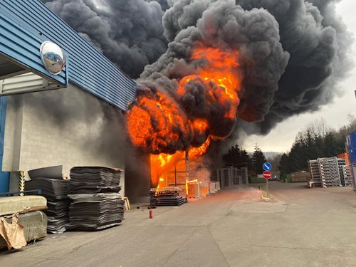 Požár průmyslové haly v Chrastavě