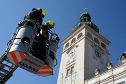 Hasiči sundali ulomenou korouhev z věže Fulnecké radnice