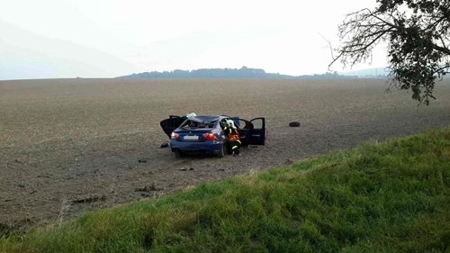 Řidiče, který s vozem přerazil strom a skončil v poli,  byl v šoku a bezvědomí, vyprostili hasiči z Lanškrouna