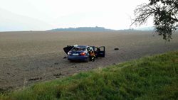 Řidiče, který s vozem přerazil strom a skončil v poli,  byl v šoku a bezvědomí, vyprostili hasiči z Lanškrouna