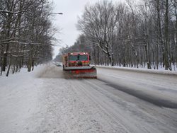 Hasičské Tatry s radlicemi odhrnovaly sníh na D48 a od Příbora do Ostravy