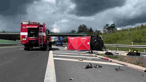 Uvolněné kolo způsobilo tragédii na dálnici D6. Dva lidé zemřeli