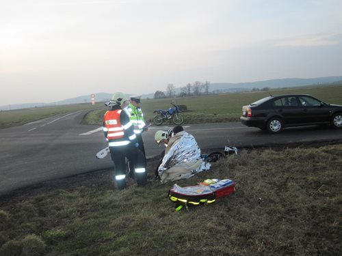 Motorkář na Kroměřížsku skončil po nehodě v nemocnici
