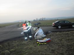 Motorkář na Kroměřížsku skončil po nehodě v nemocnici