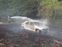 Hořelo osobní vozidlo i strniště. Při požáru byla popálena jedna osoba