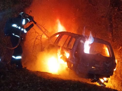 Auto po nehodě zachvátily plameny, zranění cestující unikli v poslední chvíli