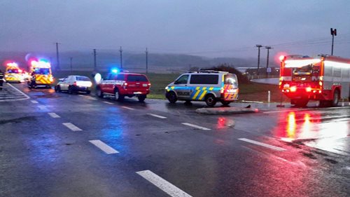 Silnice se změnila v past: Dva nárazy po sobě, tři lidé skončili v péči záchranářů