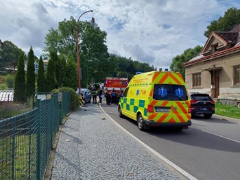 Náraz mimo silnici a dva zranění. Co přesně se stalo při nehodě?