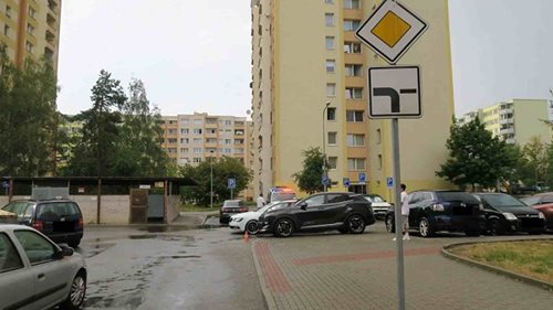 Cyklista vezl spolujezdce na nosiči, oba nadýchali. Jinde údajně mrtvý muž vstal a odešel