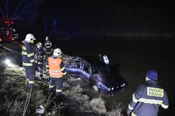 V Dymokurech na Nymbursku hasiči vytáhli z rybníka potopené auto/VIDEO