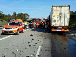 Bourající kamiony zablokovaly dálnici