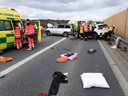  Hromadnou nehodu 5 automobilů řešily 4 jednotky hasičů