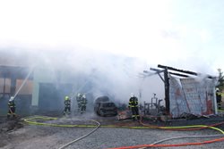 Požár rodinného domku a garáže s vozidly na Opavsku