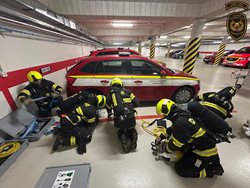 Požár elektromobilu v podzemní garáži 
