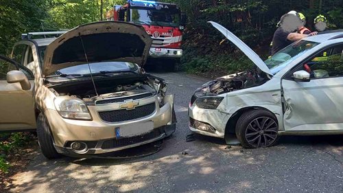 Čelní střet dvou aut si vyžádal dvě zraněné osoby. Silnice byla dočasně uzavřena