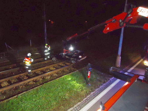 Hasiči v Brně vyprošťovali osobní vozidlo z kolejiště