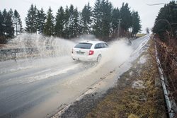 Voda na Chebsku zaplavila několik silnic