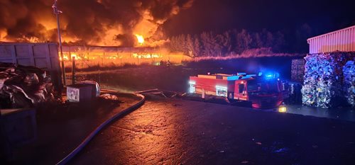 Požár pneumatik ve firmě u Borovan