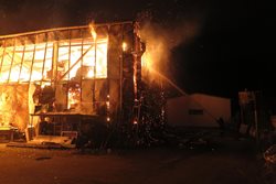 VIDEO Zábřežští hasiči likvidují požár skladu slámy