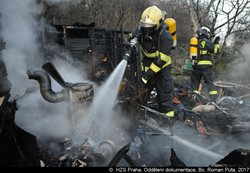V Praze hořela menší chata, požárem byla zcela zničena