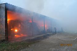 Téměř dva dny likvidovali hasiči požár seníku u Radhostic