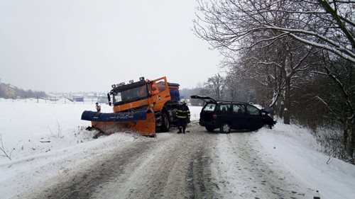 Dopravní nehoda osobního auta a sypače u Blšan