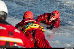 Silný mráz přinesl možnost výcviků moravskoslezských hasičů na ledě