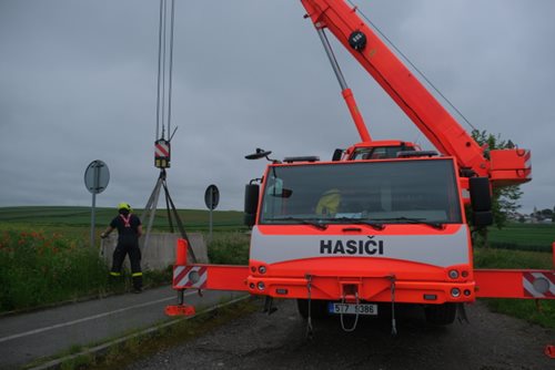 Hasiči odstraňovali jeřábem „covidové“ hraniční betonové zátarasy
