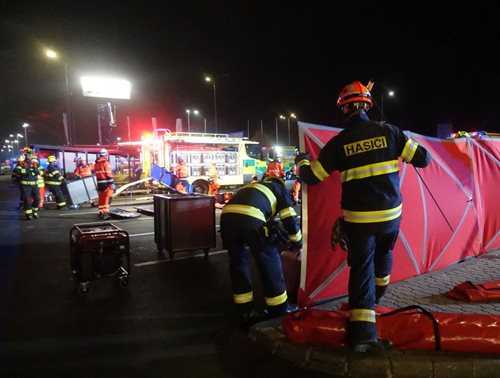 Noční cvičení složek IZS simulovalo útok střelce v obchodním centru