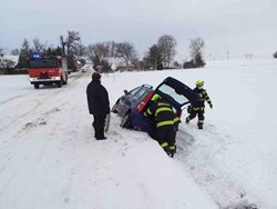 Ráno hasiči pomáhali dětem dostat se včas do školy