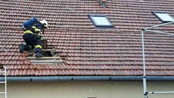 Hasiči zabránili úniku kyseliny, která tak neohrozila okolní obyvatele