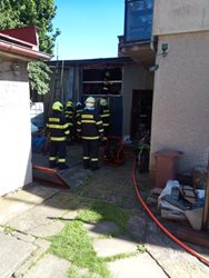 Požár dílny u rodinného domu způsobil stotisícovou škodu