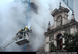 Při požáru plachty na lešení v hotelu v centru Prahy bylo evakuováno 72 osob