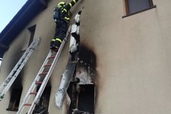Požár garáže se čtyřkolkou v Třinci, hasiči uchránili rodinný domek