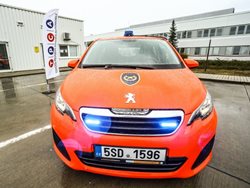 Kolínští hasiči dostali darem osobní automobil od firmy TPCA