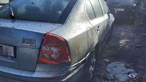 Plameny zachvátily autobazar. Hasiči bojovali s požárem několika vozidel