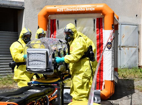 Hasiči se zapojili do cvičení Záchyt pacienta s velmi nebezpečnou nákazou