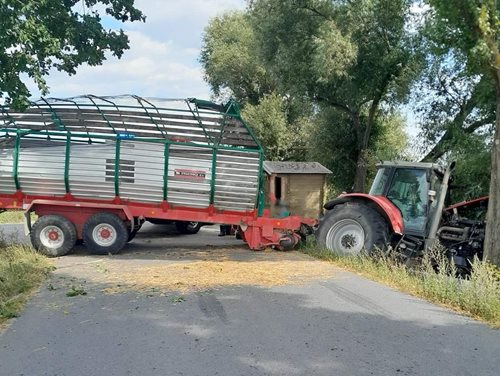 Traktor narazil do stromu, řidič převezen do nemocnice