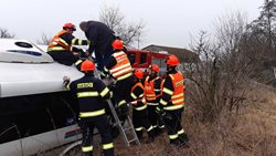 Hasiči pomohli cestujícím po nehodě autobusu