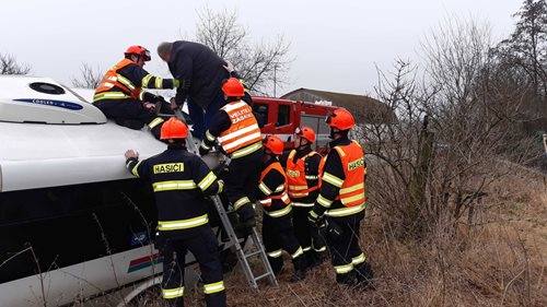 Hasiči pomohli cestujícím po nehodě autobusu