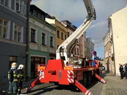 V centru Jihlavy hořel podkrovní byt, škoda se vyšplhala na 900 tisíc korun
