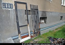 Při požáru sklepa v pražských Záběhlicích se zplodin hoření nadýchali dva nájemníci domu