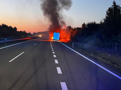 Plameny zastavily dopravu na dálnici D 11, řidič zachránil tahač na poslední chvíli