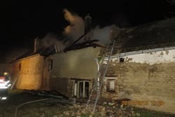 Požár střechy opuštěného rodinného domku na Prostějovsku - Kovalovice u Tištína