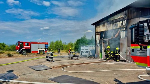 Požár lakovny zaměstnal deset jednotek hasičů. Vyhlášen byl druhý stupeň poplachu