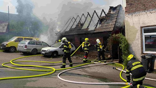 Plameny ohrožovaly i rodinný dům. Hasiči zabránili škodám za miliony