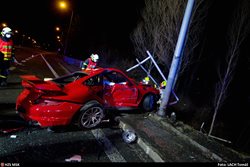 V Ostravě v noci havarovalo Porsche, hasiči museli vyprostit zaklíněného spolujezdce